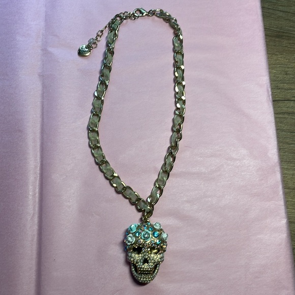 Betsey Johnson skull necklace - Picture 2 of 3